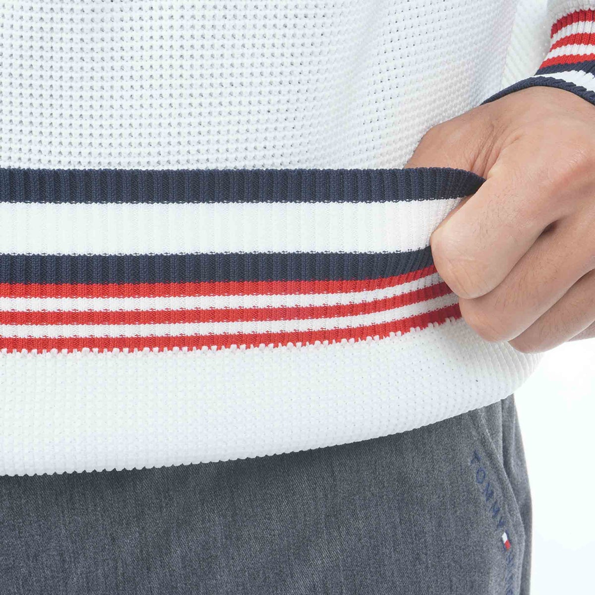 【吉田優利プロ着用（衿高6cm）】[トミー ヒルフィガー ゴルフ] TOMMY HILFIGER GOLF メンズ 撥水 Vネック チルデンニット　THMA651　オフホワイト　詳細8
