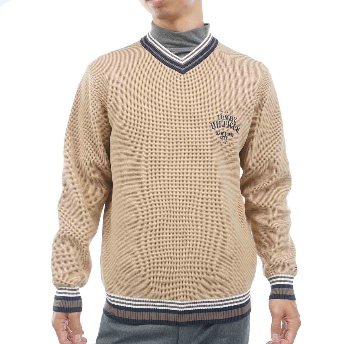 【吉田優利プロ着用（衿高6cm）】[トミー ヒルフィガー ゴルフ] TOMMY HILFIGER GOLF メンズ 撥水 Vネック チルデンニット　THMA651　ベージュ　詳細