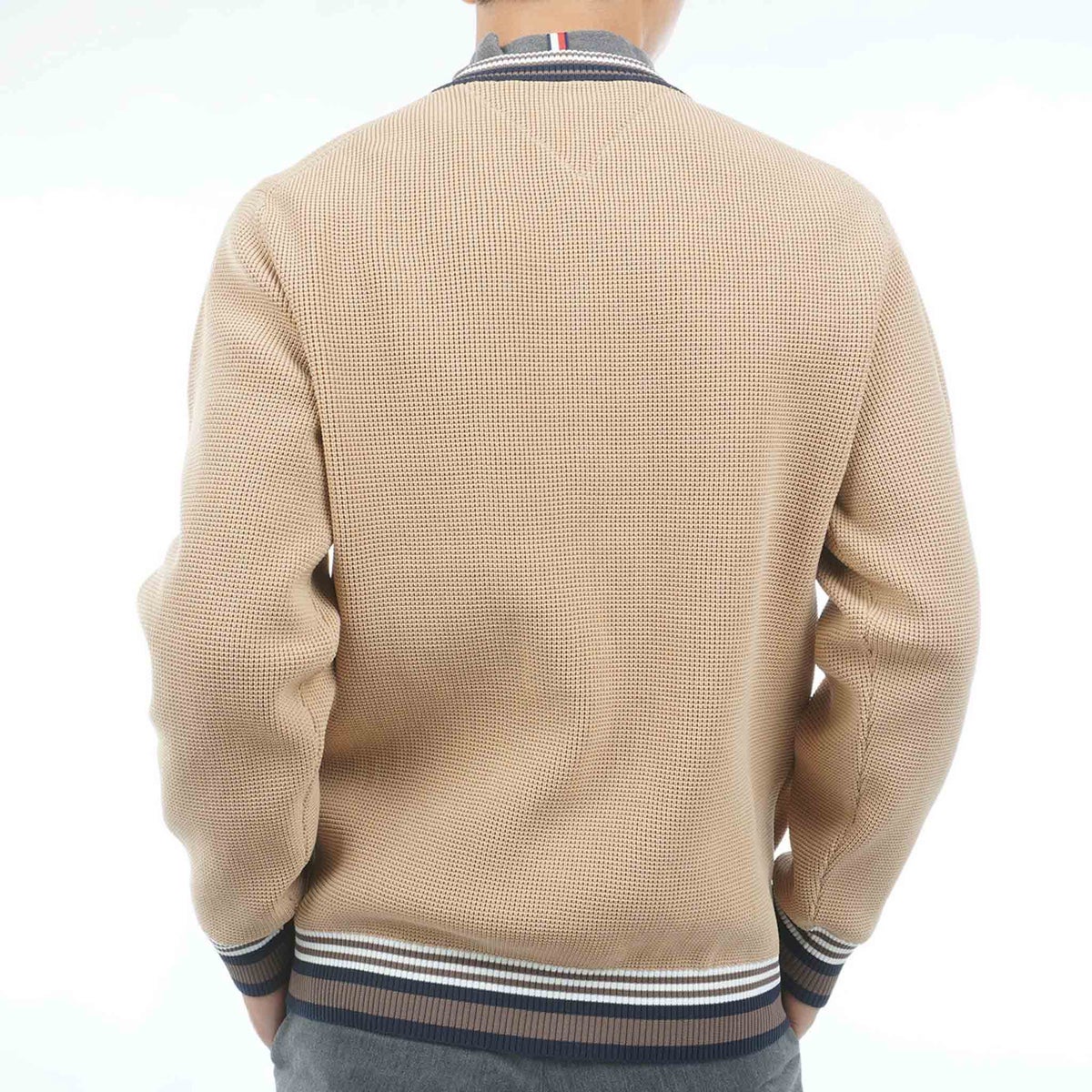 【吉田優利プロ着用（衿高6cm）】[トミー ヒルフィガー ゴルフ] TOMMY HILFIGER GOLF メンズ 撥水 Vネック チルデンニット　THMA651　ベージュ　詳細2